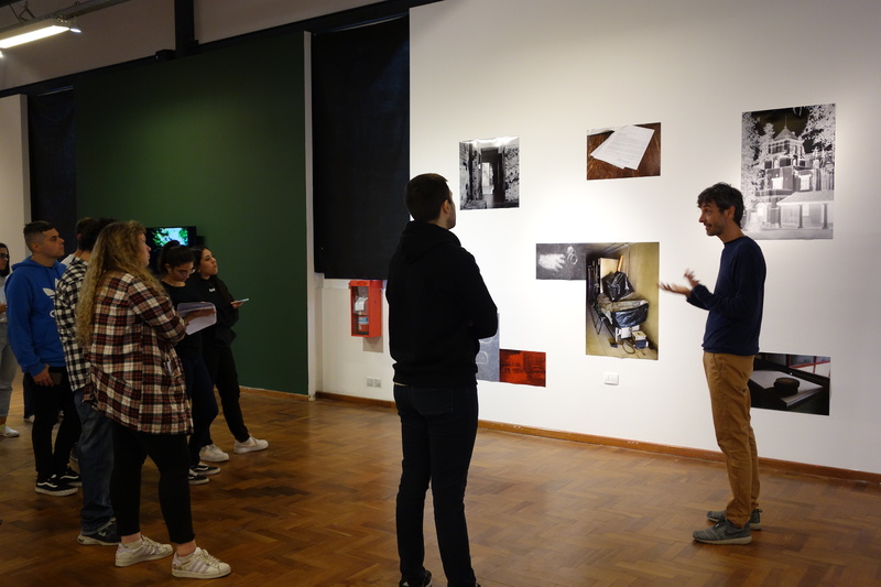 Taller de Narrativas Transmedia: Recorrido por la exposición "Cámara Seca" - La Escuela de Artes