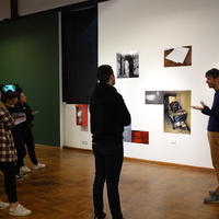 Taller de Narrativas Transmedia: Recorrido por la exposición "Cámara Seca" - La Escuela de Artes